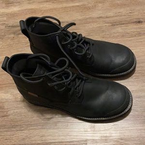 Like new black KEEN boots size 9.5